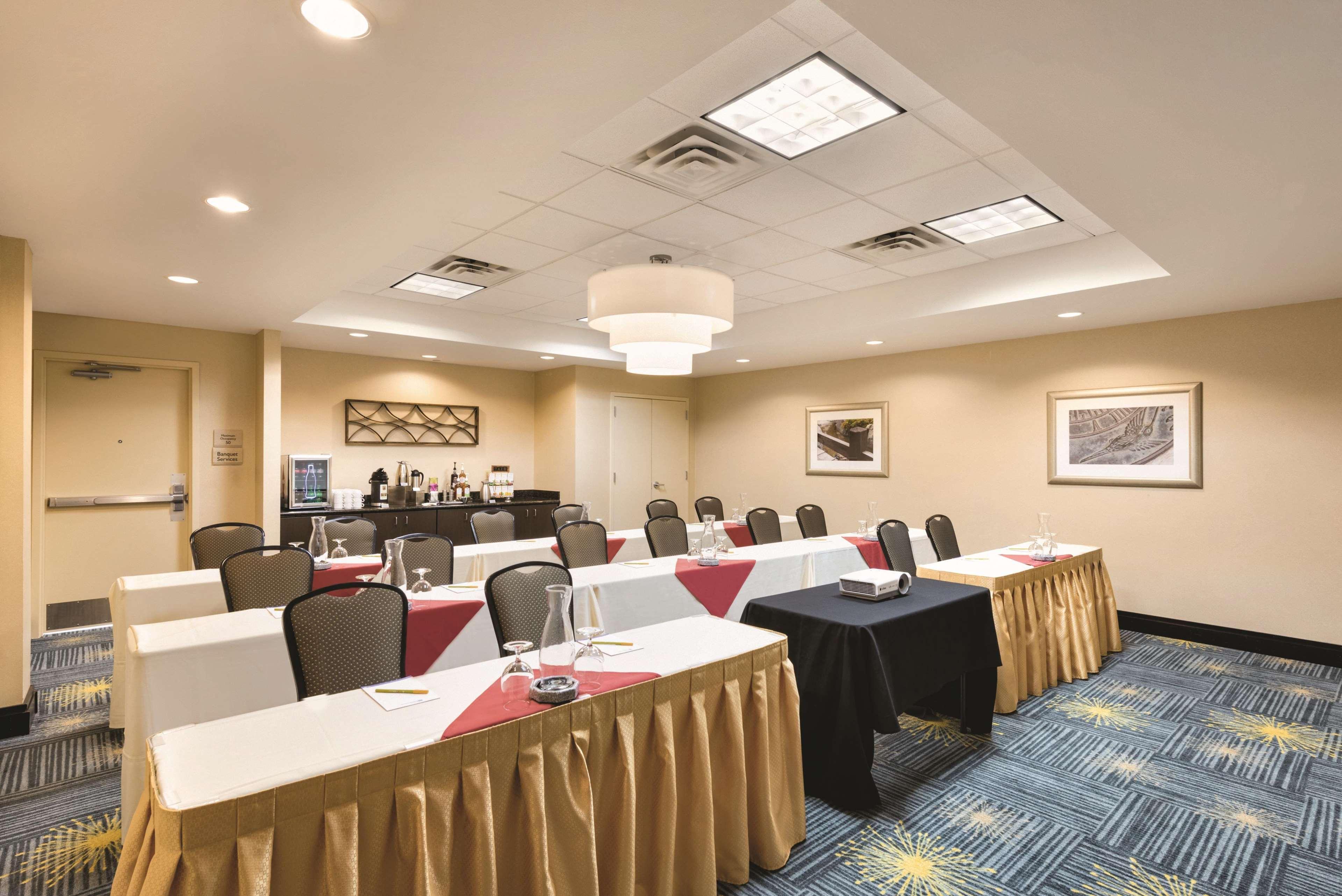 Hilton Garden Inn Fargo Exteriör bild
