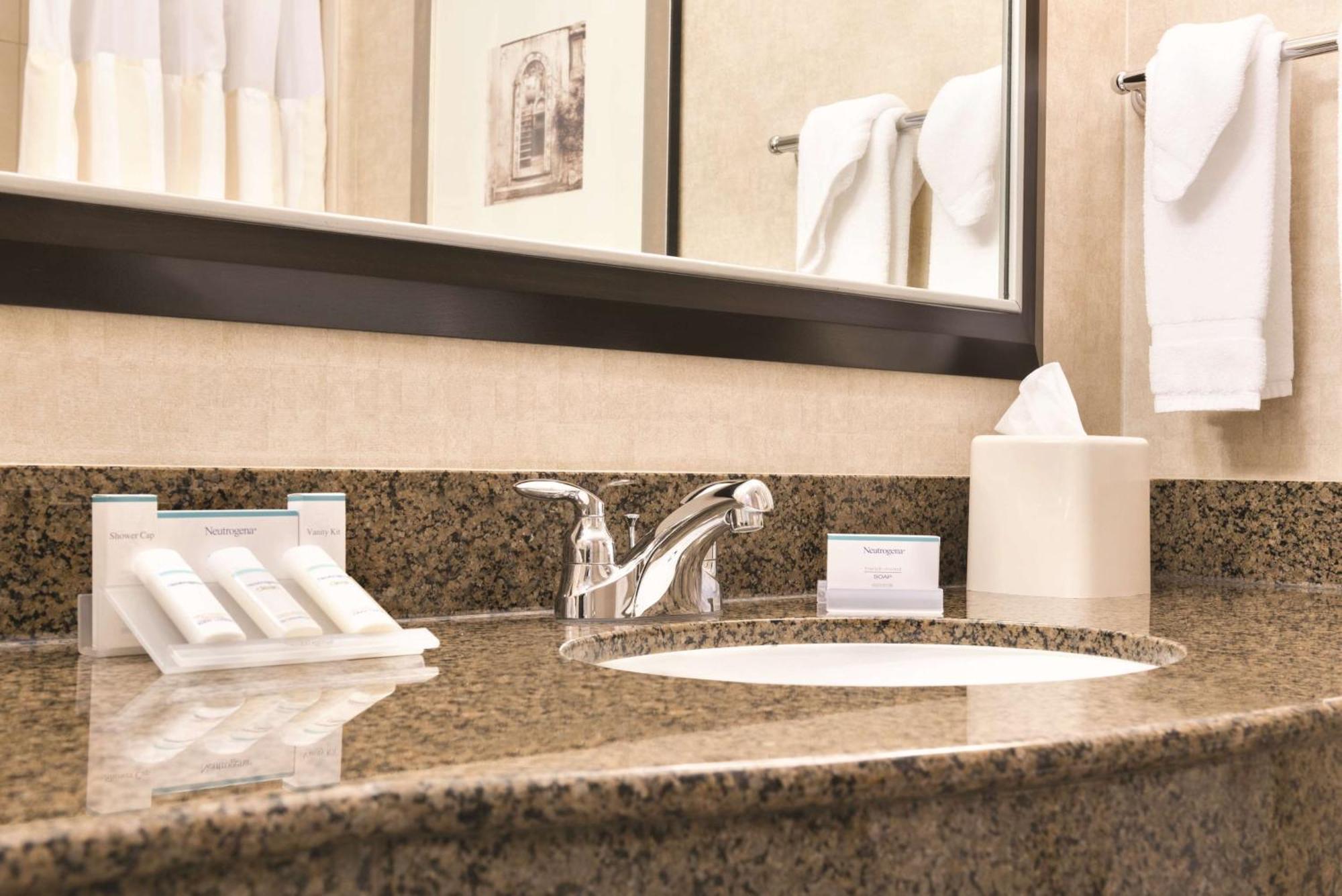 Hilton Garden Inn Fargo Exteriör bild